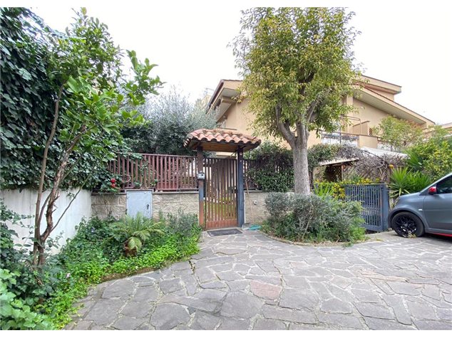 Ciampino: Villa bifamiliare in , Via Sandro Pertini