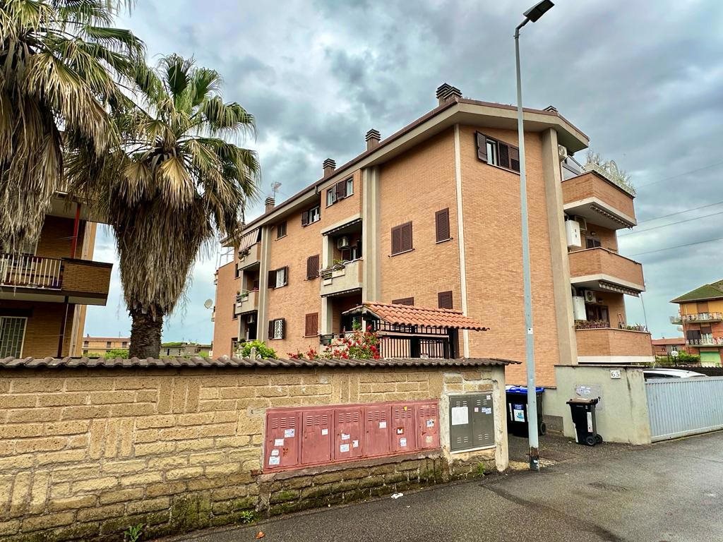 Appartamento in Via Lattarico, Roma (RM)