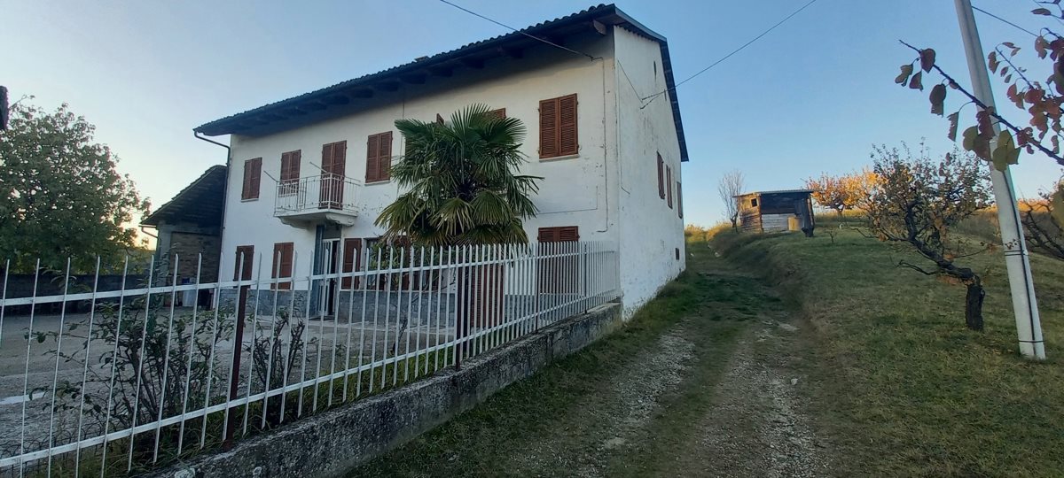 Casa Indipendente in Via San Secondo, 7, Vezza d'Alba (CN)