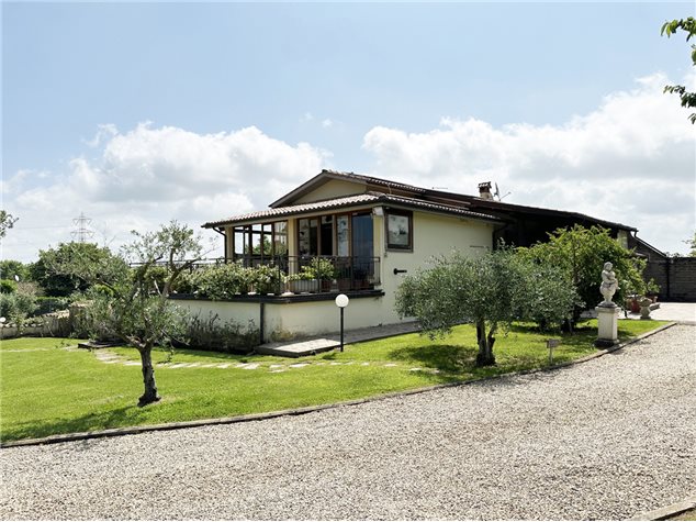 Villa in Via Degli Uccelletti , 87, Monterosi (VT)