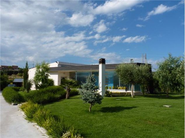 Tortoreto: Centro Direzionale in Affitto, Strada Provinciale, 8