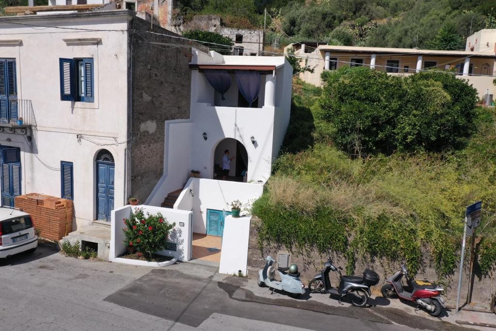 Casa Indipendente in Via Rinascente, Snc, Santa Marina Salina (ME)
