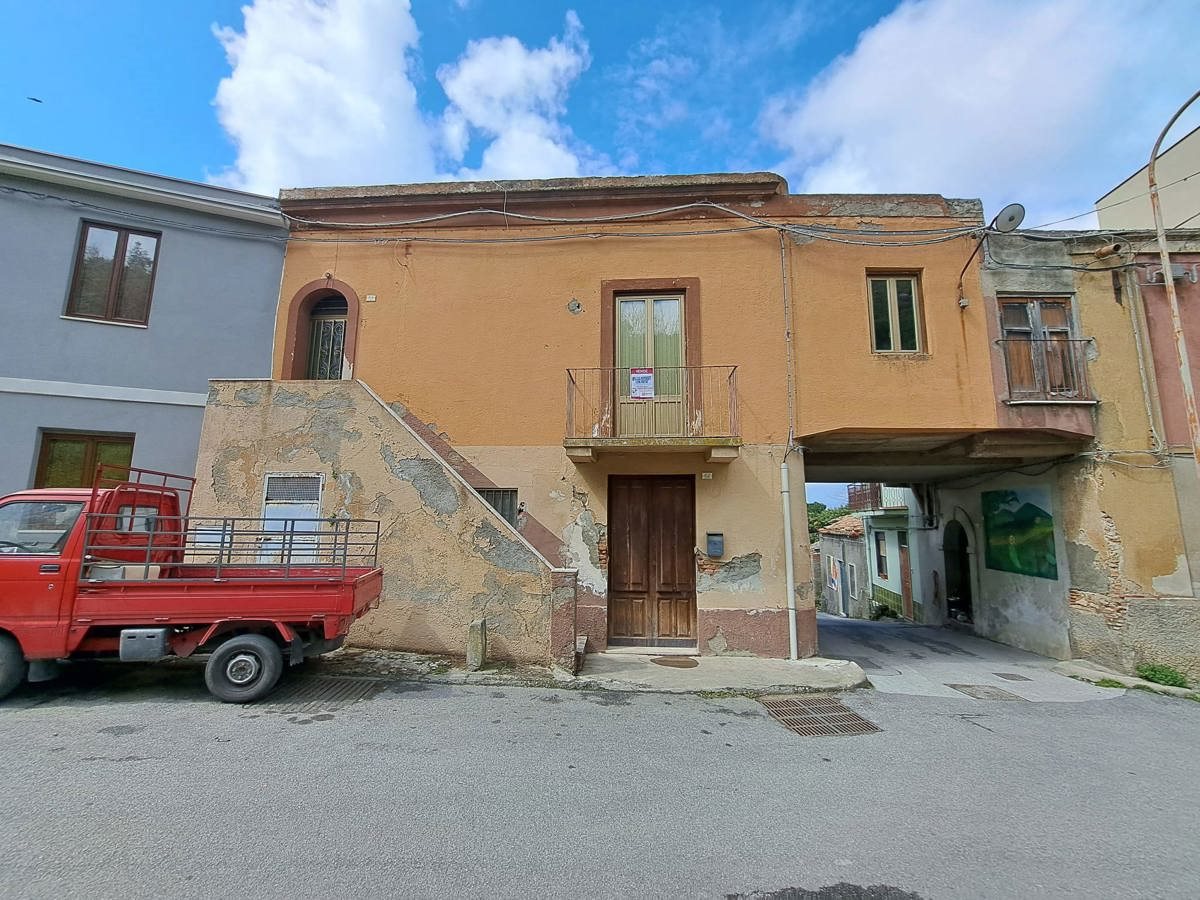Casa Indipendente in Via Fontanelle, 62, Barcellona Pozzo di Gotto (ME)